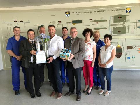 Der Vorsitzende des Zweckverbandes, Herr Oberbürgermeister Andreas Feller, und sein Stellvertreter, Bürgermeister Thomas Falter, sowie die Kolleginnen und Kollegen der Verbandskläranlage gratulierten Herrn Johann Fleischmann zur bestandenen Meisterprüfung.