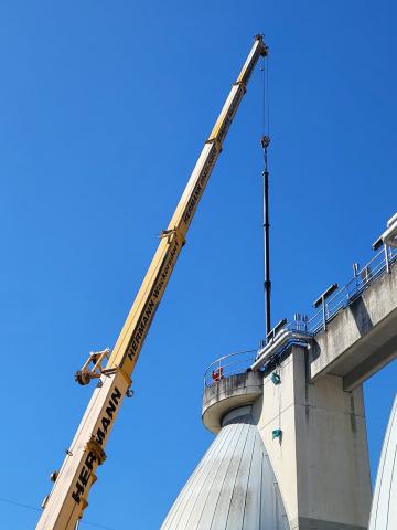 Ein Kran hob den Mischer aus dem Faulturm.
